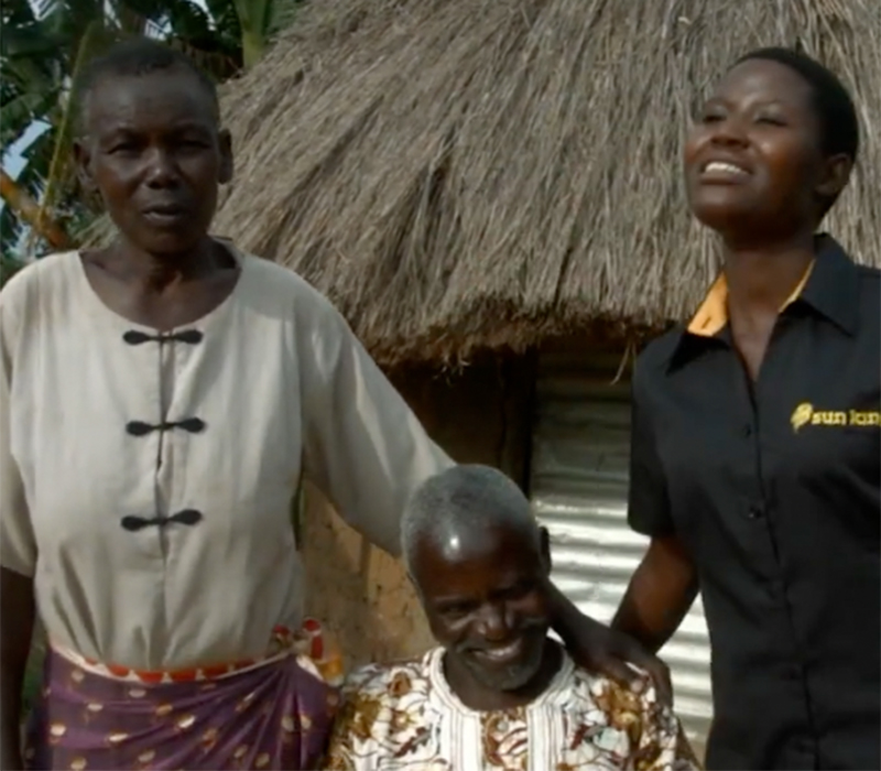 Scovia, ugandische Frau, mit Eltern