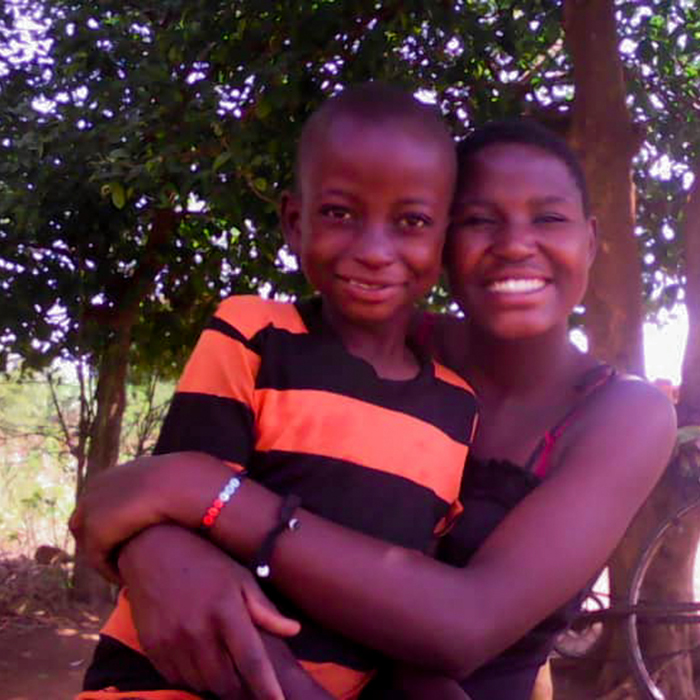 Scovia, ugandische Frau, mit kleinem Bruder