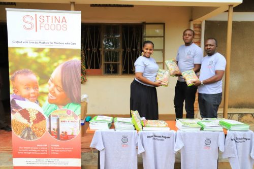 Justine und die Stay Alliance Uganda beim ersten Schulungstag